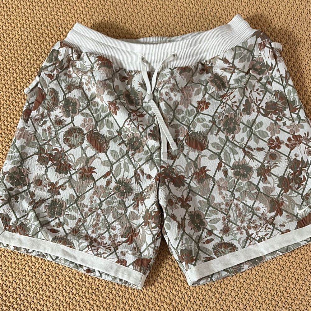 NWOT Nike Mens DNA Woven Rebel 8”Floral Print Basketball Shorts Reversible L